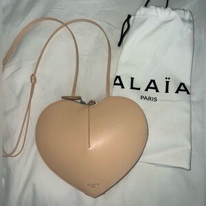 ALAIA LA COEUR BAG in PECHE